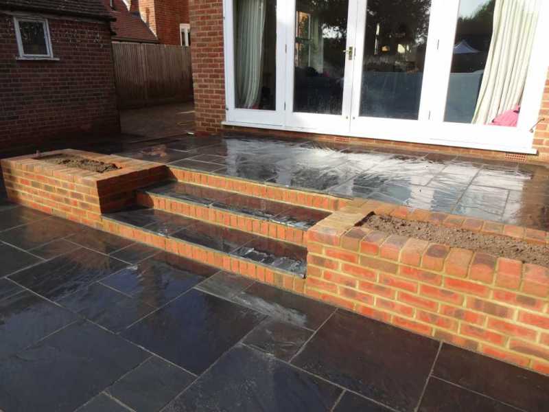 https://www.harpendenblockpaving.co.uk/wp-content/uploads/2017/03/Before-new-patio-and-steps-in-St.Albans-e1516879036887.jpg